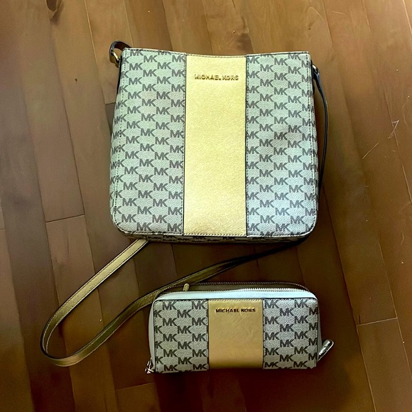 Michaels Kors cross body with wallet - Picture 1 of 4